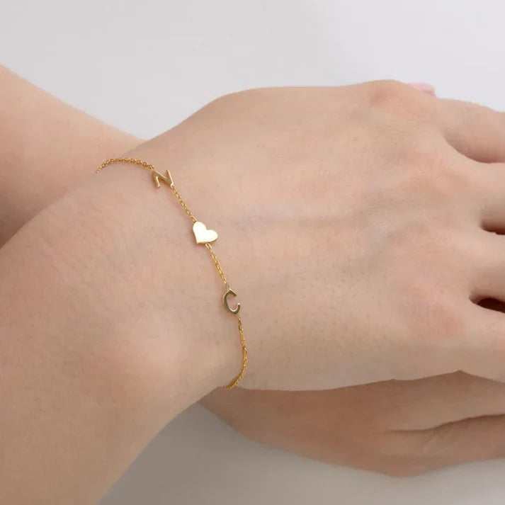 Personligt armband med initialer i sidled