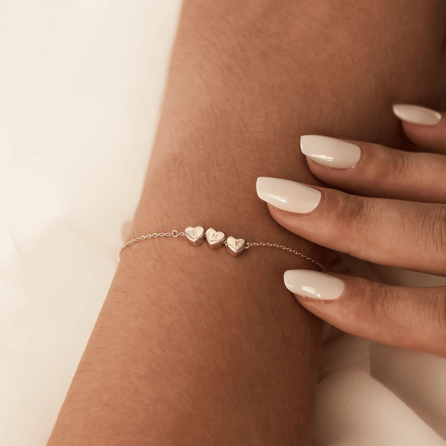 Personligt armband med hjärtinitial