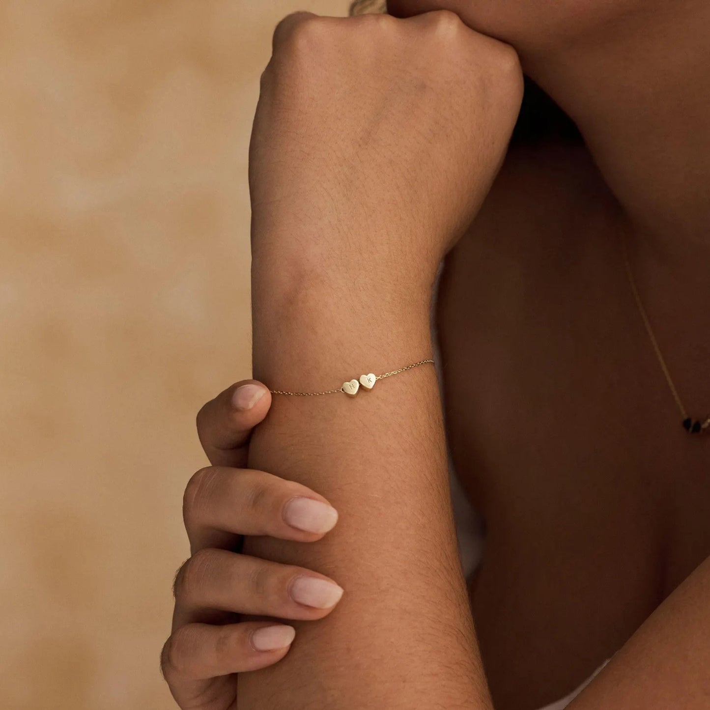 Personligt armband med hjärtinitial