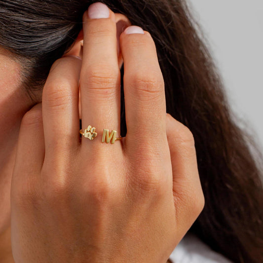 Personlig ring med husdjursinitialer