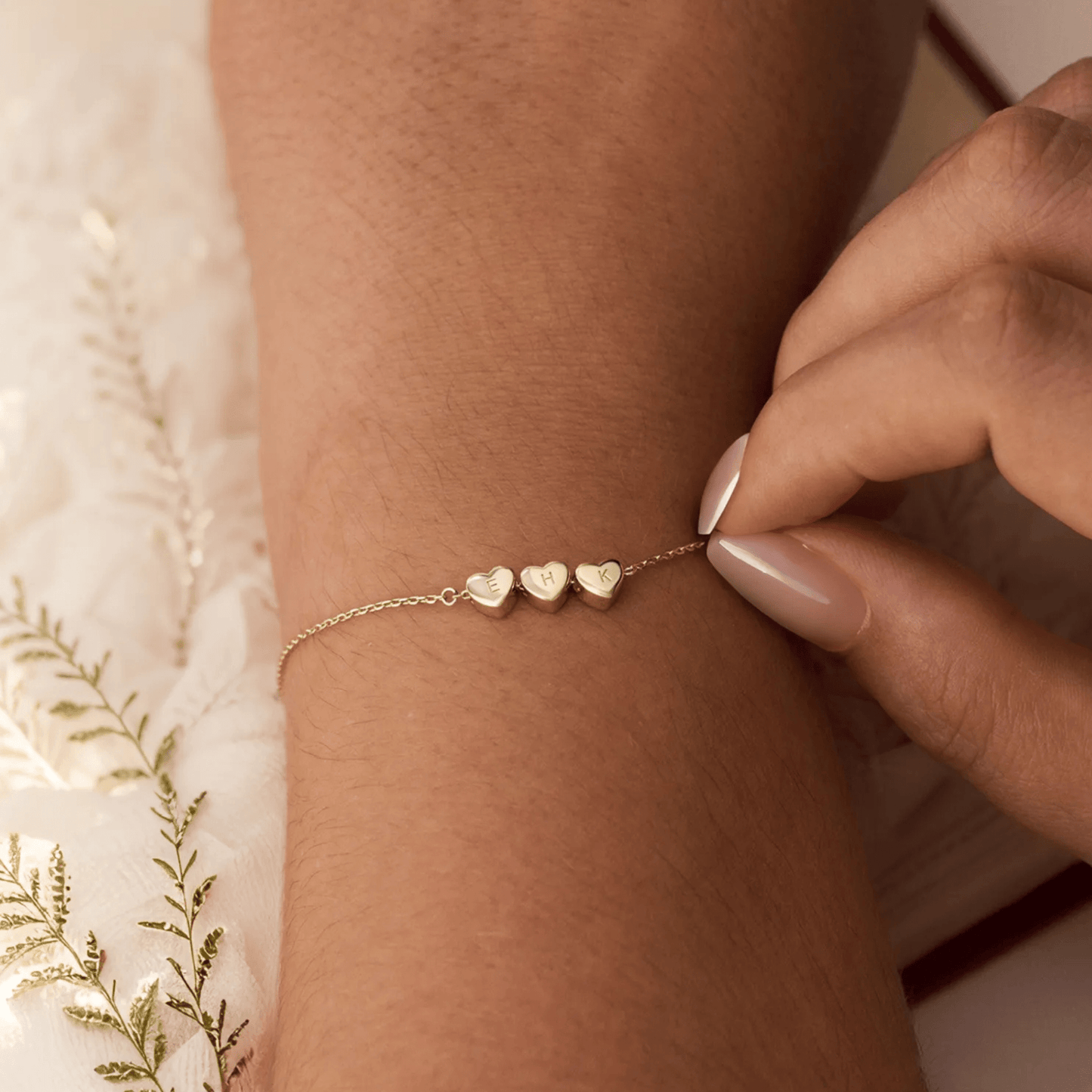 Personligt armband med hjärtinitial