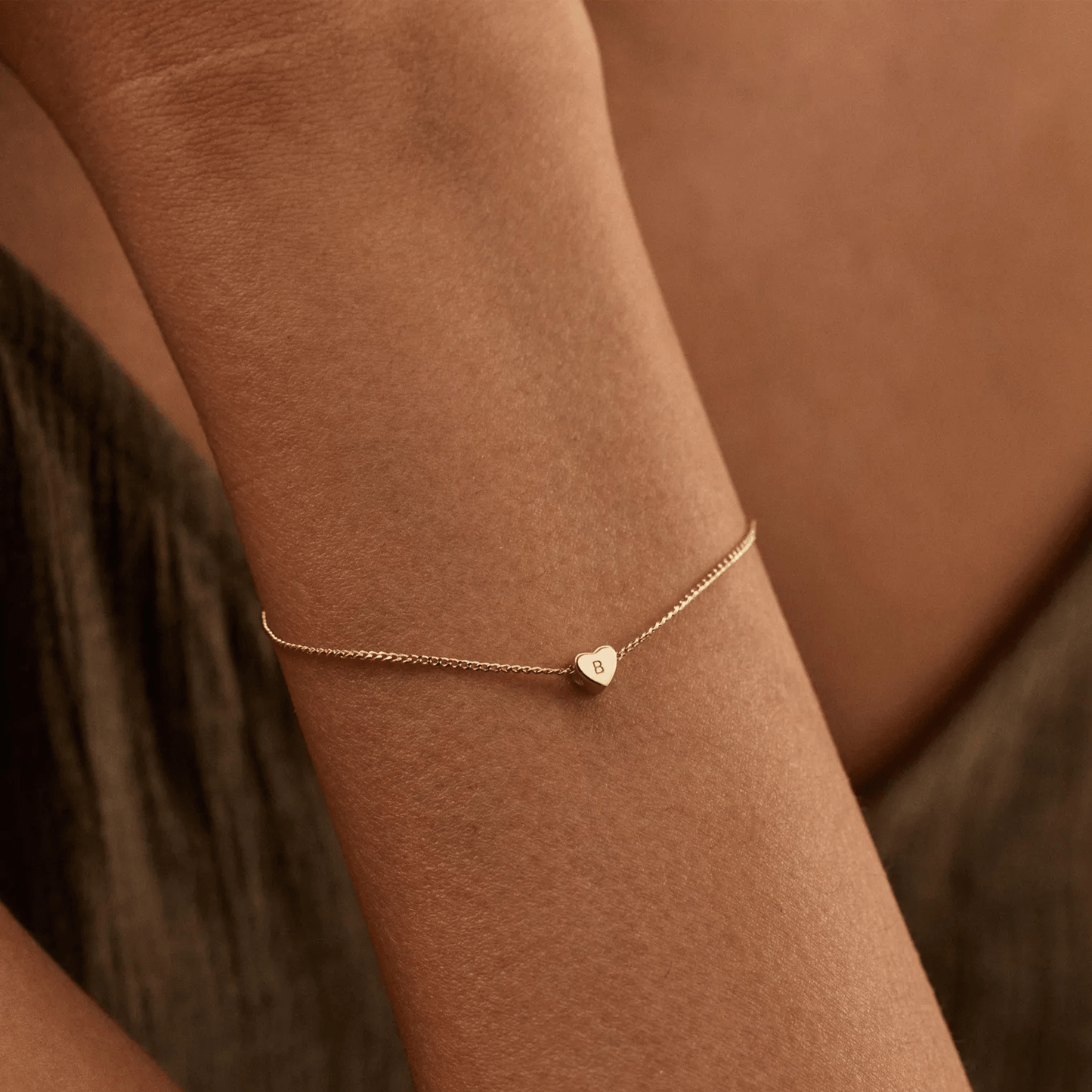 Personligt armband med hjärtinitial