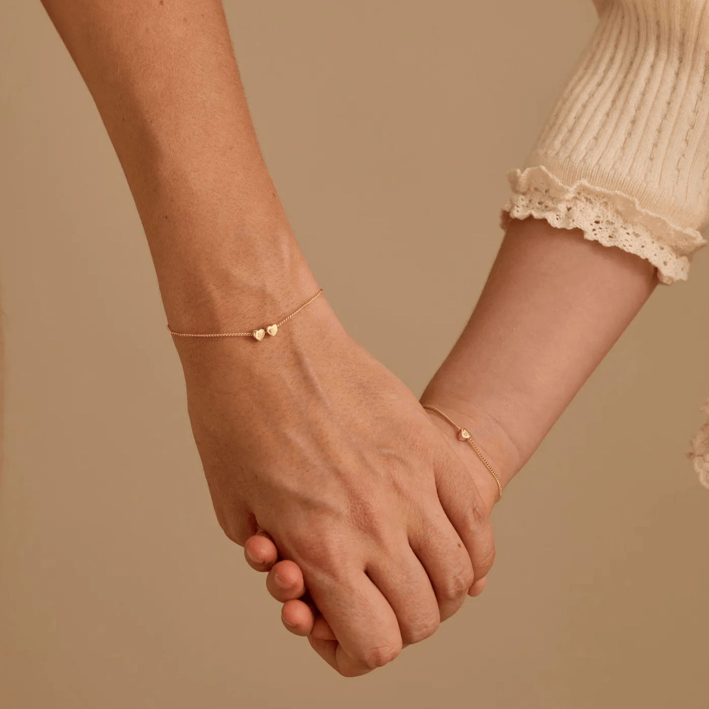 Personligt armband med hjärtinitial