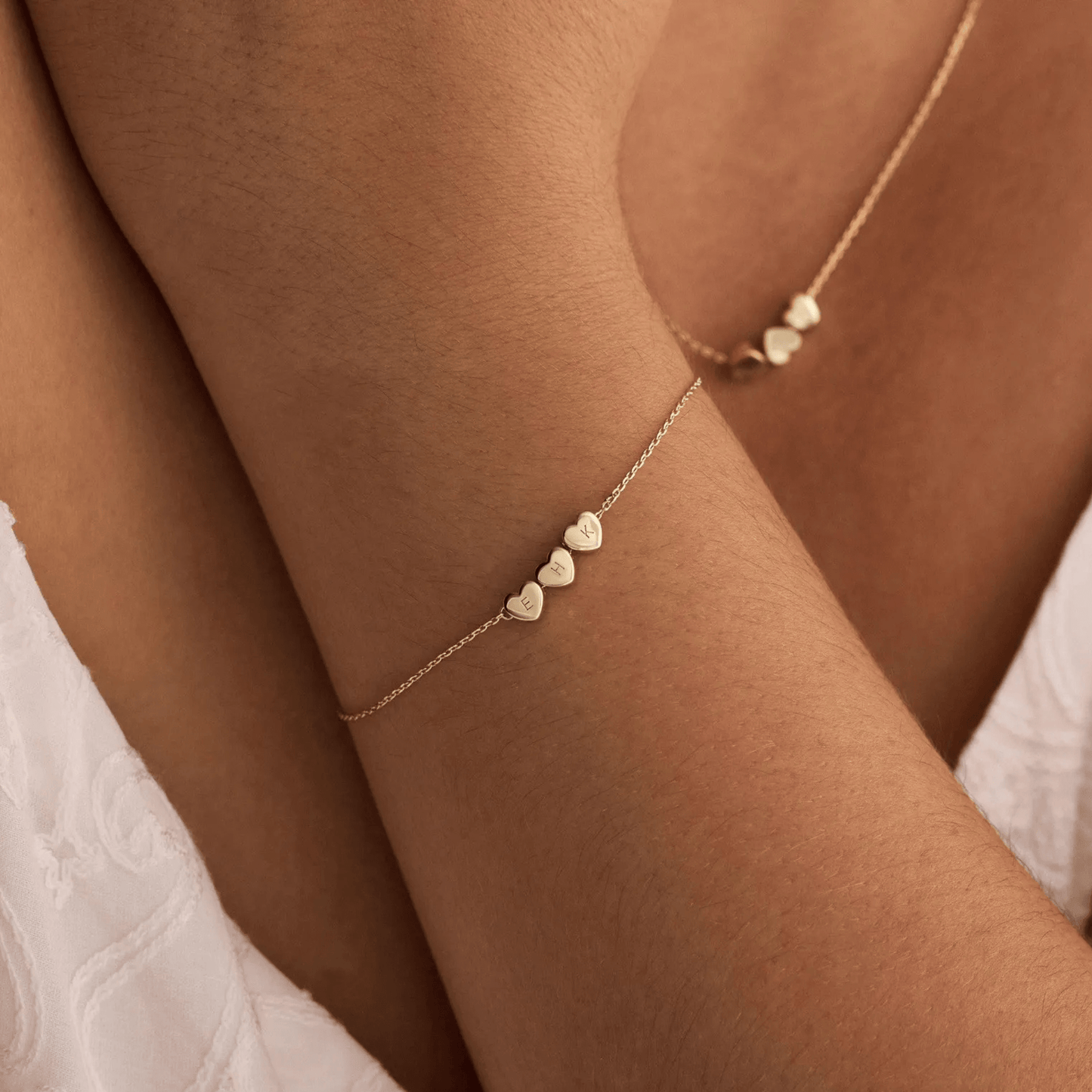 Personligt armband med hjärtinitial