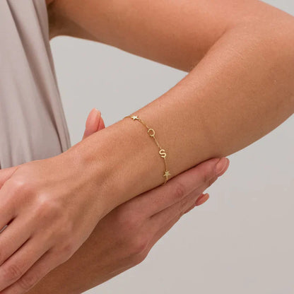 Personligt armband med initialer i sidled