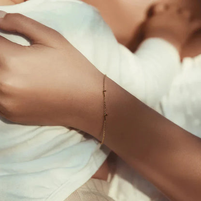 Personligt armband med initialer i sidled