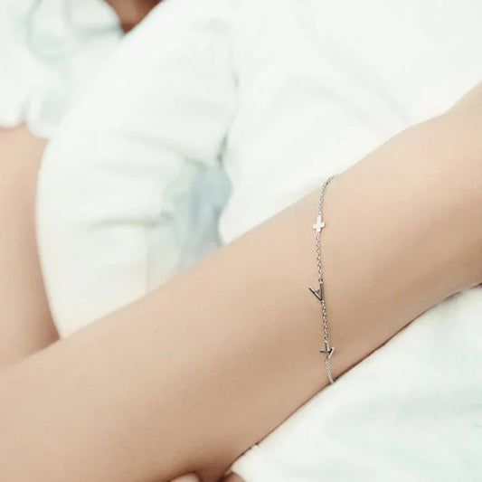 Personligt armband med initialer i sidled