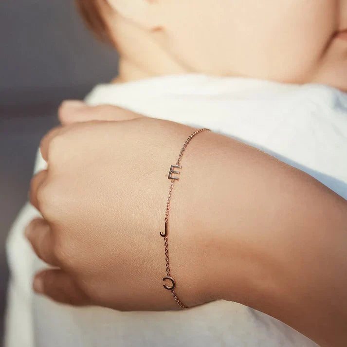 Personligt armband med initialer i sidled